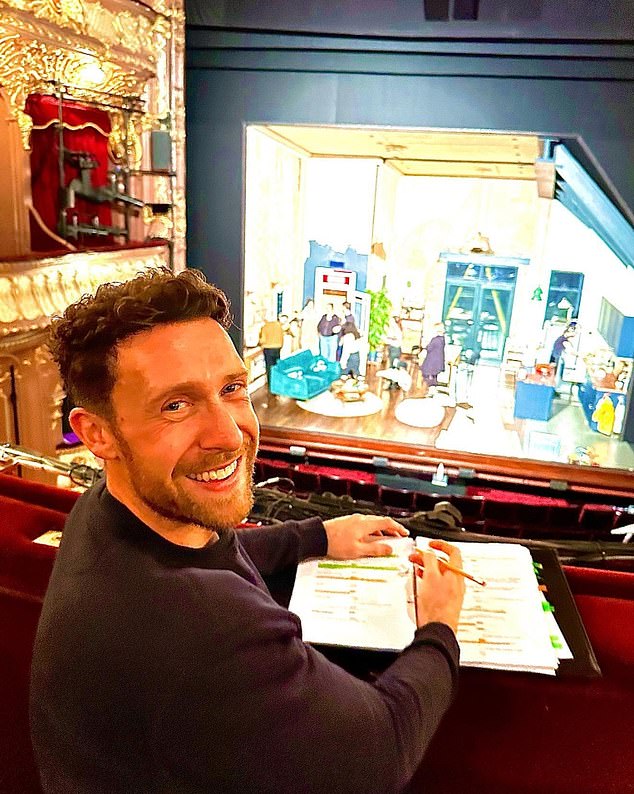 وكشفت المصادر أنه بعد العرض، قدم الزوجان ليزا إلى جرانت، الذي يبلغ من العمر 34 عامًا وهو أصغر من ليزا بـ 15 عامًا.