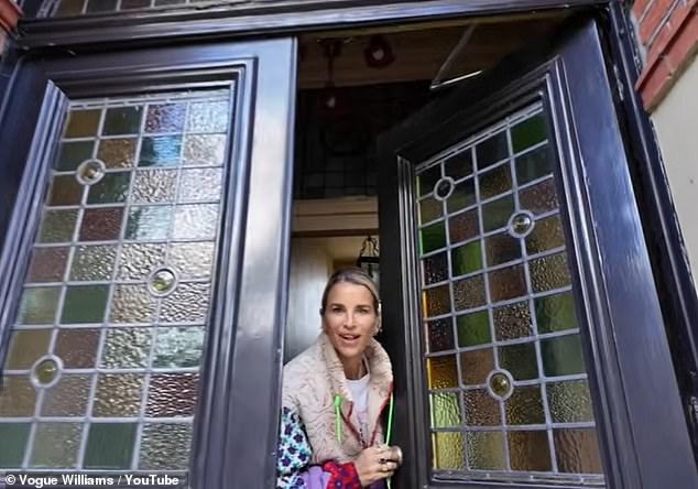 أعطى موقع I'm A Celebstar للمعجبين جولة في المنزل الجديد، لكنه اعترف بأن الزوجين وأطفالهما الثلاثة لن ينتقلوا للعيش فيه لمدة 18 شهرًا على الأقل أثناء شروعهم في بعض التجديدات