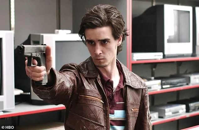 ووفقا لسجلات الفحص الطبي في مقاطعة لوس أنجلوس، توفي الممثل منتحرا في لوس أنجلوس يوم الجمعة