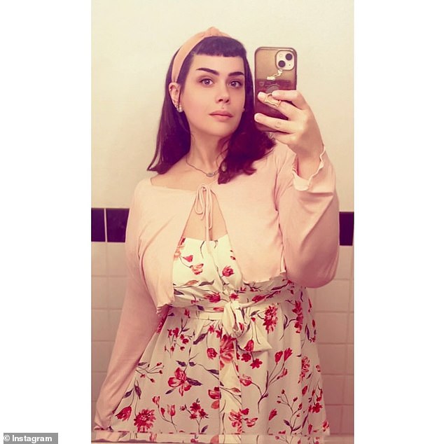 وهي تعرض الآن صورًا تظهر فقدان وزنها