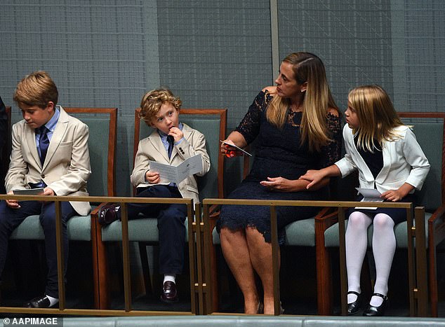 تم ترشيح هوكي خلال فترة وجوده في السياسة كزعيم ليبرالي محتمل، وتزوج من باباج، 59 عامًا، سيدة أعمال ومليونيرة بارزة، في عام 1994. في الصورة: باباج مع الأطفال الذين تشاركهم مع هوكي، وكزافييه، وإغناتيوس، وأديلايد، في عام 2015