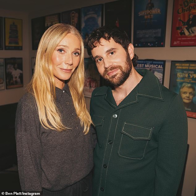 اجتمعت بالترو مجددًا مع عزيزي إيفان هانسن، الممثل المسرحي بن بلات (على اليمين) لأداء ثنائي مفاجئ خلال إقامته التي استمرت 10 ليالٍ في المكان الذي ينتهي يوم الأحد