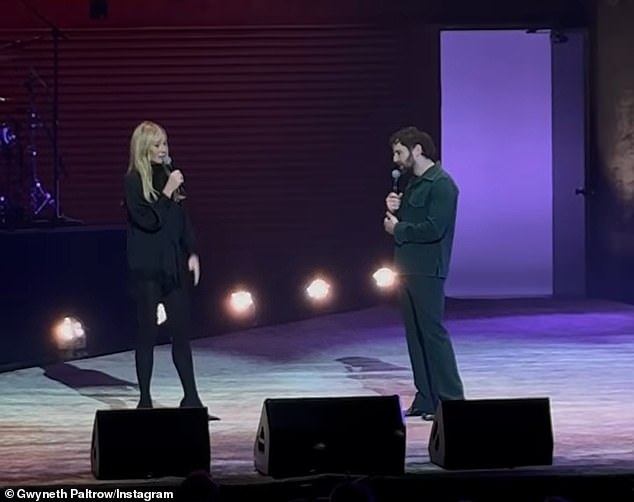 من المؤكد أن الشقراء المولودة في لوس أنجلوس احتفظت بنفسها، وضربت جميع النغمات الصحيحة، حيث غنت هي والفائزة بجائزة جرامي البالغة من العمر 32 عامًا (على اليمين) عرضًا 