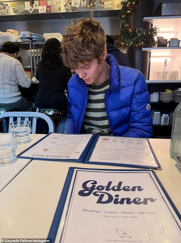 كما أدرجت الحائزة على جائزة الأوسكار البالغة من العمر 53 عامًا لقطات صريحة لابنها موسى مارتن البالغ من العمر 19 عامًا - وهو طالب في السنة الثانية في جامعة براون في بروفيدنس بولاية رود آيلاند - والذي أصدر للتو أغنيته المنفردة الجديدة 