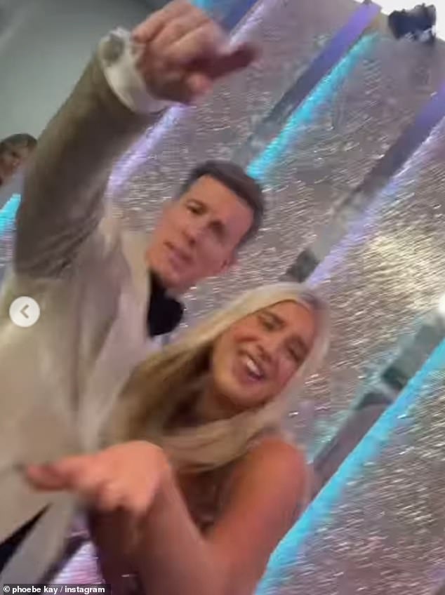 كانت فيبي، التي تشاركها تيس مع زوجها فيرنون كاي، وكذلك أمبر البالغة من العمر 16 عامًا، طبيعية أمام الكاميرا بينما كانت جنبًا إلى جنب مع القاضي أنطون دو بيكي.