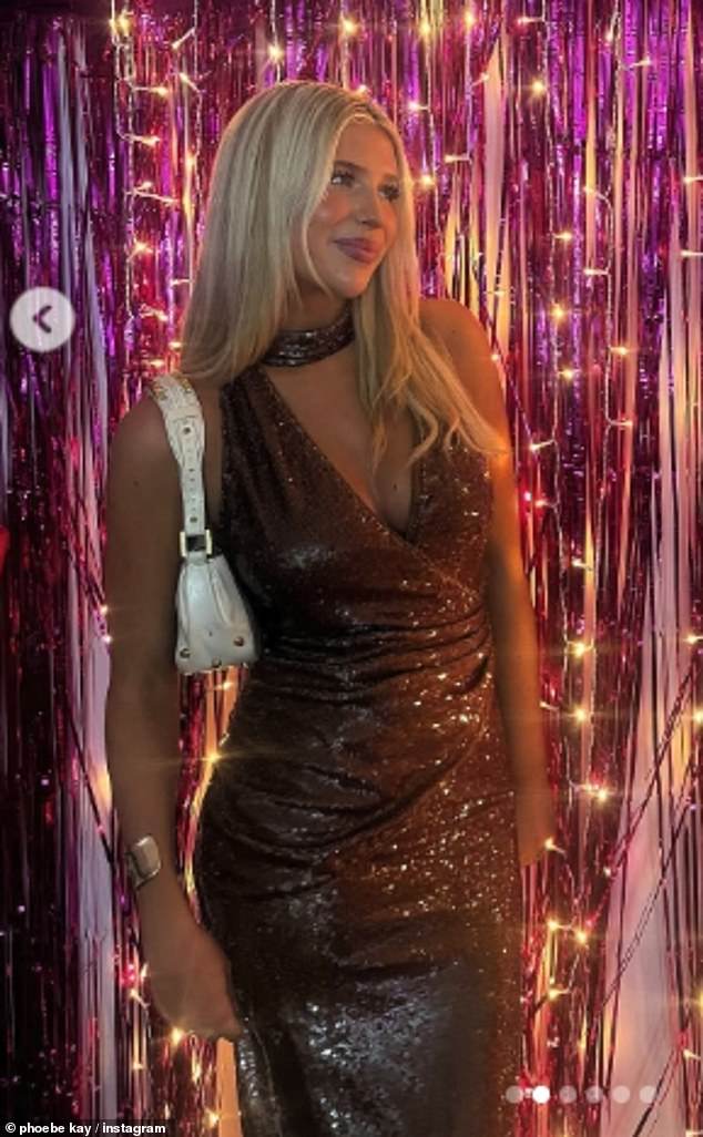 طابقت المذهلة والدتها البالغة من العمر 56 عامًا، في ثوب ذهبي رائع بينما وقف الثنائي معًا على حلبة الرقص الشهيرة.