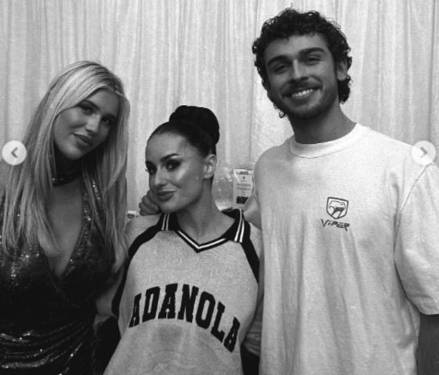 بينما كانت فيبي (يسار) تقترب من المتأهلين للتصفيات النهائية أمبر ديفيز (في الوسط) وجورج كلارك (على اليمين)