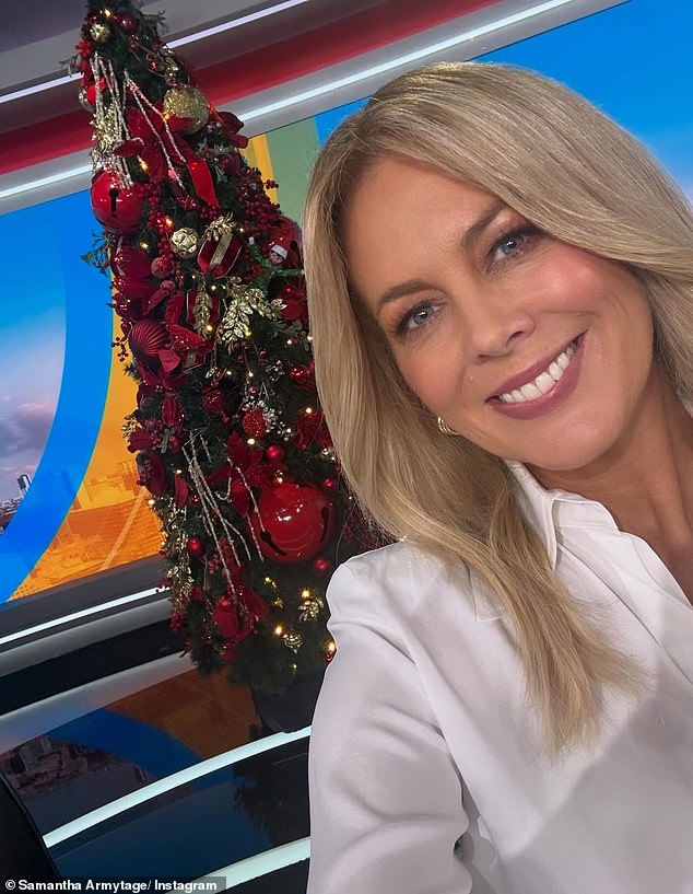 يجلس اللاعب البالغ من العمر 49 عامًا على الأريكة في موسم الأعياد بينما يأخذ المضيفان المنتظمان كارل ستيفانوفيتش وسارة أبو إجازة عيد الميلاد الطويلة