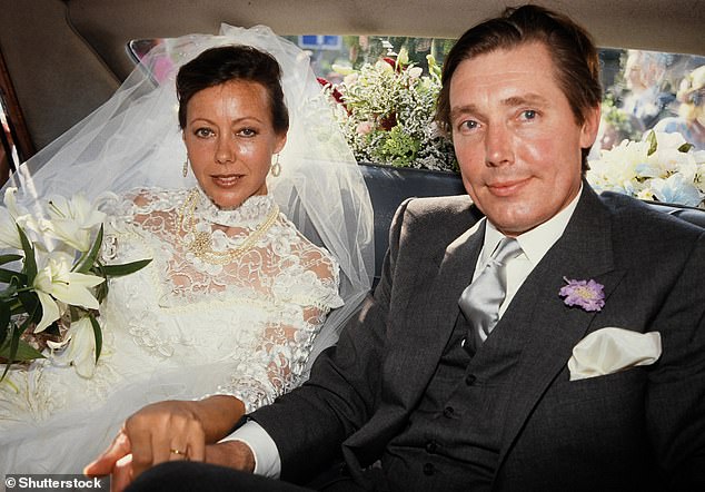 تبادل أغاتر وثام الوعود في Cliveden House، حيث شغل منصب المدير الإداري