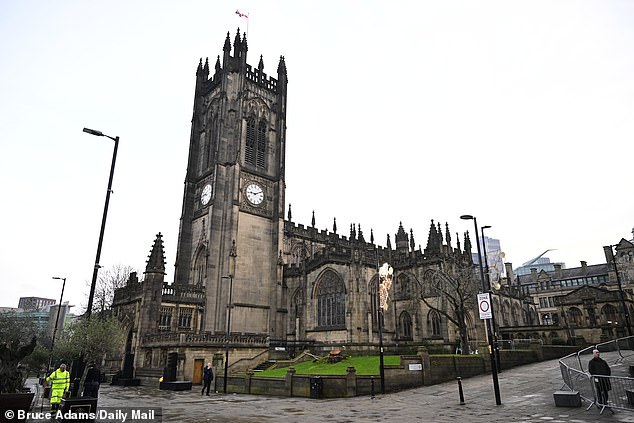 يتجمع المشيعون لإلقاء نظرة الوداع النهائية على عازف الجيتار في فرقة الروك التي تتصدر القائمة