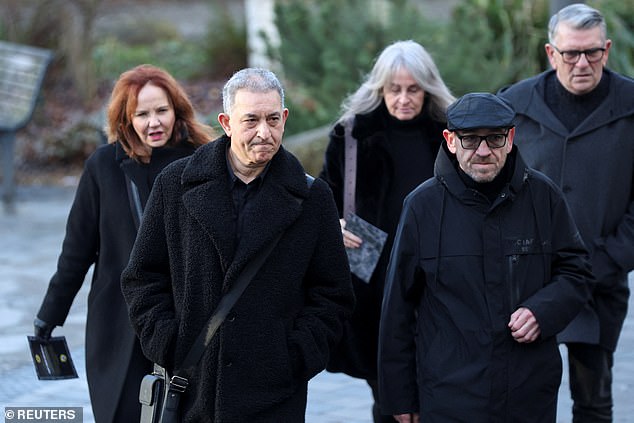 كما حضر الحفل عازف الجيتار السابق في ستون روزيز عزيز إبراهيم وعازف الدرامز السابق في سميث مايك جويس