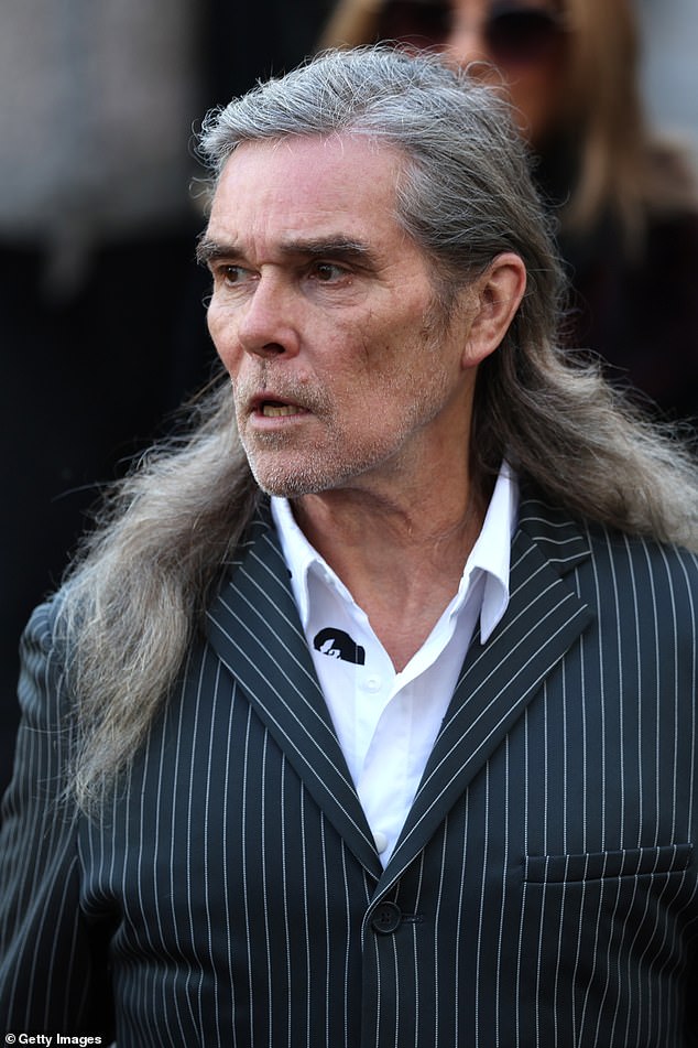 شوهد مغني Stone Roses إيان براون بين المشيعين الذين وصلوا لحضور قداس اليوم