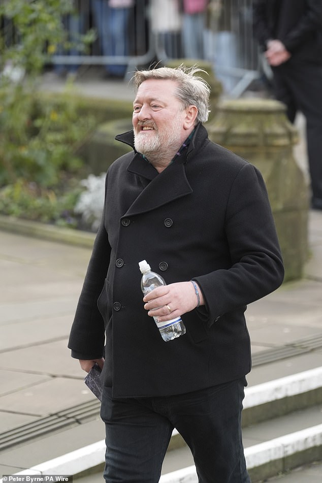 وصل جاي غارفي، مذيع الموسيقى والمغني في فرقة Elbow في مانشستر