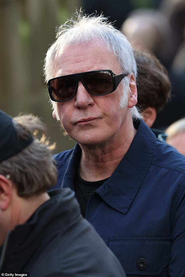 كان هناك أيضًا عازف لوحة المفاتيح السابق Inspiral Carpets والمهاجم كلينت بون