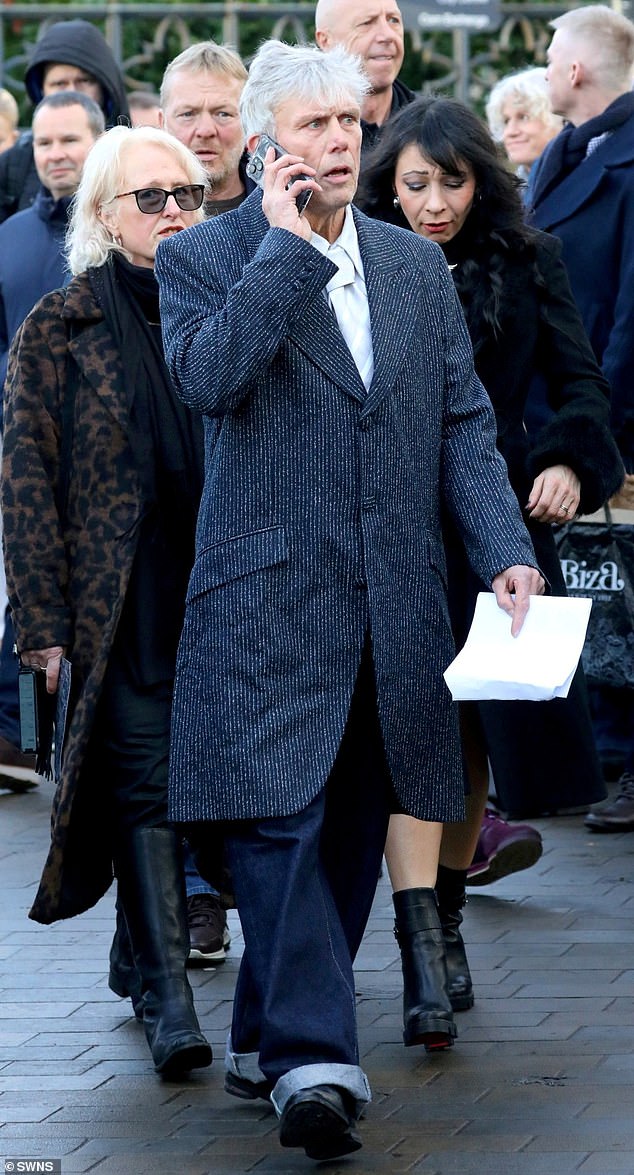 وكان عضو Happy Mondays السابق 