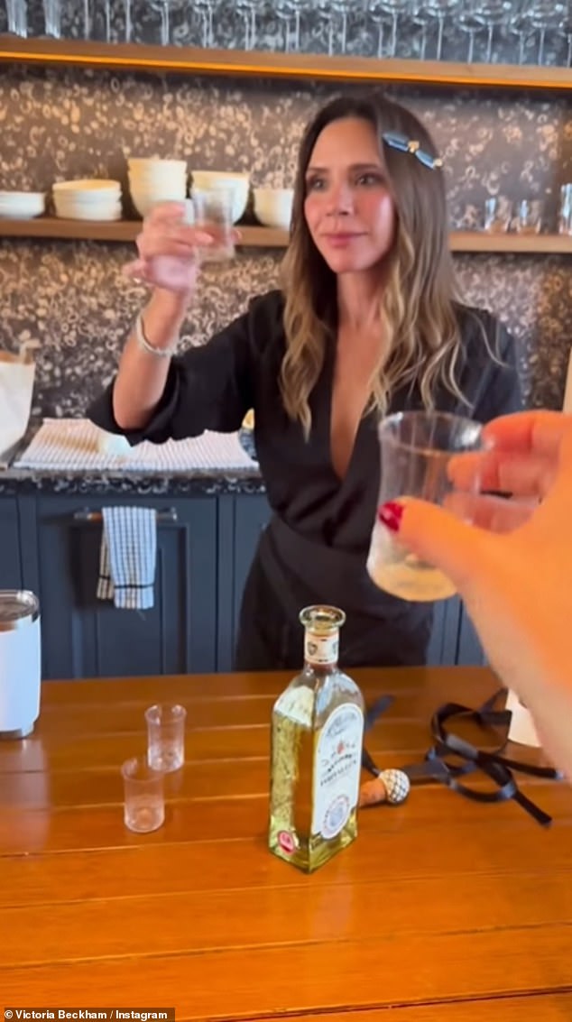 بدت فيكتوريا منزعجة وهي تحتفل بموسم الأعياد مع فريقها يوم الاثنين، بعد أن تبين أن ابنها الأكبر قد ألغى متابعة عائلته بأكملها على إنستغرام.