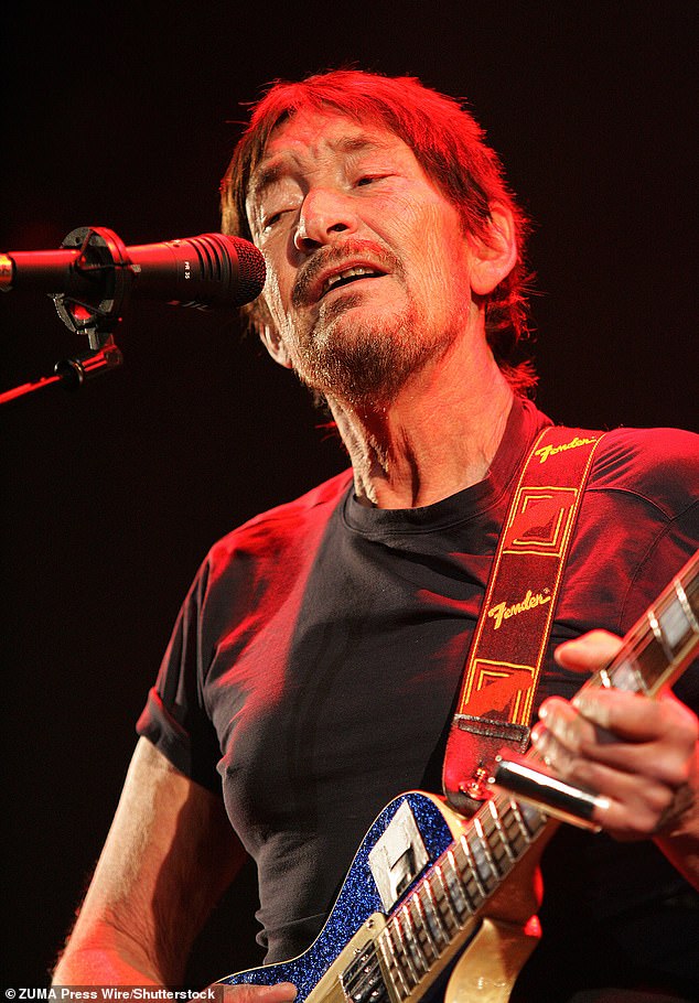 توفي صانع الأغاني يوم الاثنين عن عمر يناهز 74 عامًا بعد مرض قصير، مع زوجته جوان وابنتيهما جوزي وجوليا تكريمًا للنجم 