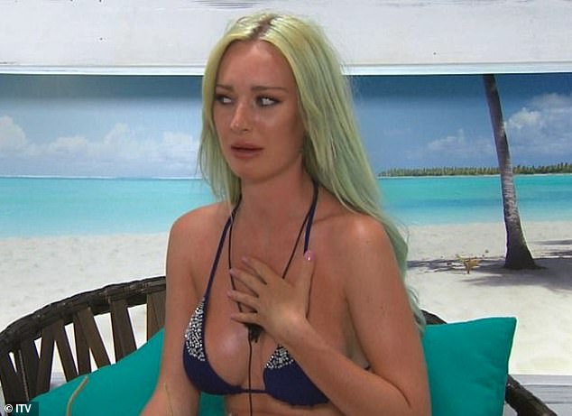 ظهرت الشخصية التلفزيونية في برنامج المواعدة ITV بشعر أزرق مذهل في عام 2015