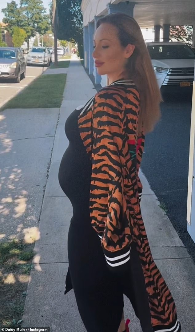 في سبتمبر/أيلول، صدمت ديزي، المقيمة الآن في الولايات المتحدة، المعجبين عندما استعرضت نتوء طفلها المزدهر لأول مرة قبل أسابيع قليلة من الولادة (في الصورة).