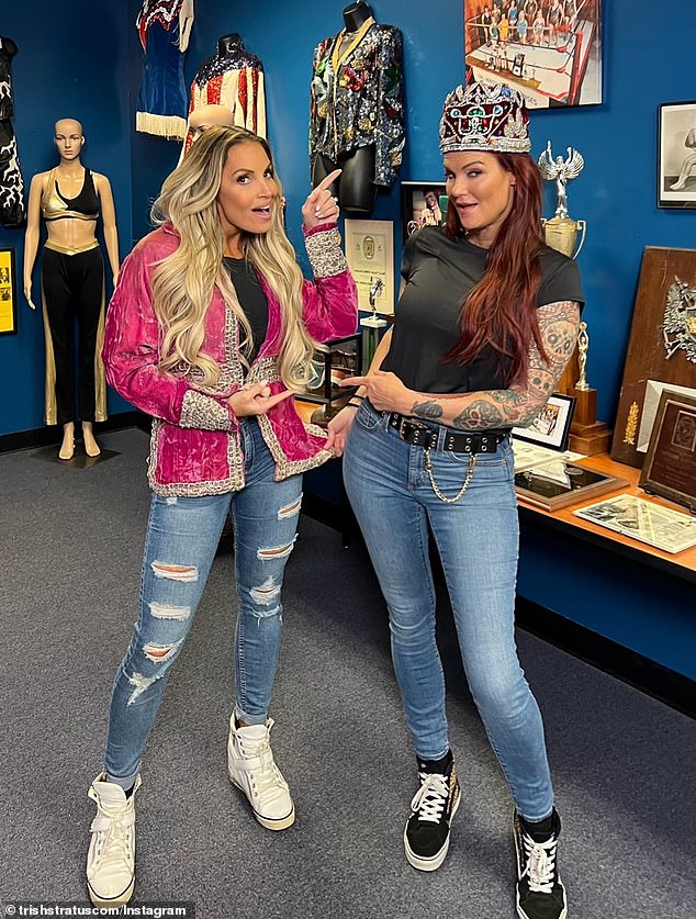 تم تصوير تريش جنبًا إلى جنب مع منافستها في WWE ليتا منذ فترة طويلة في حدث للمعجبين في وقت سابق من هذا العام