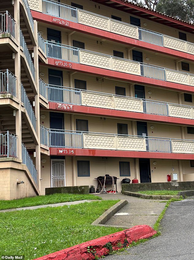 في الصورة: المبنى السكني الذي عاش فيه شاكور