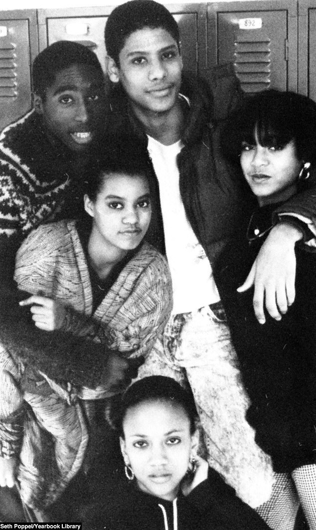 تم تصوير النجم (أقصى اليسار) مع الأصدقاء بما في ذلك جادا بينكيت سميث (أقصى اليمين) في عام 1988 في مدرسة بالتيمور للفنون قبل انتقاله إلى مقاطعة مارين؛ لا توجد صور مدرسية له من مدرسة جبل تامالبايس الثانوية