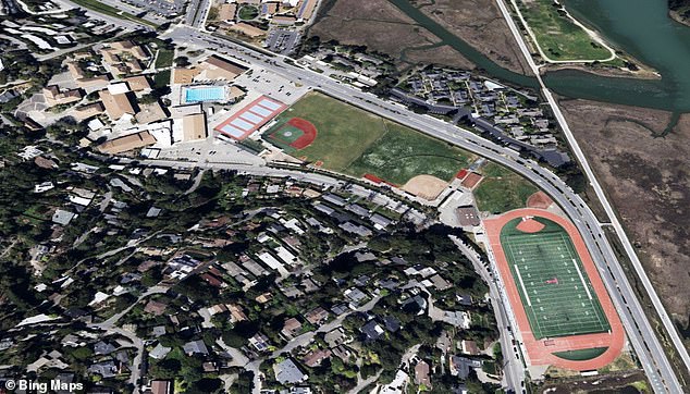 يضم حرم المدرسة المترامي الأطراف حوض سباحة وملعبًا لكرة القدم وملعبًا للبيسبول مع قصور بقيمة 5 ملايين دولار فوقها وإطلالة على الخليج.