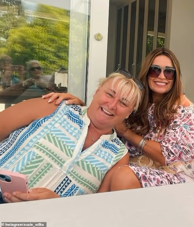 يبدو أن سوزي حريصة على الدخول في روح عيد الميلاد، حيث يظهرها المنشور في حدثين آخرين تحت عنوان احتفالي. وأظهرت إحدى الصور لها وهي تسترخي بسعادة مع الأصدقاء وهي ترتدي فستانًا ميدي ملونًا منقوشًا بالأزهار