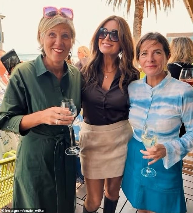 انتقلت مقدمة البرامج التليفزيونية السابقة، 55 عامًا، إلى قصتها على Instagram يوم الاثنين لمشاركة مجموعة من الصور التي أظهرتها وهي تستمتع بوجبة غداء قبل عيد الميلاد. كانت أم الطفل ذات جسم نحيف للغاية، وخرجت للسهرة مرتدية بلوزة من الساتان الأسود وضعتها داخل تنورة قصيرة باللون البيج.