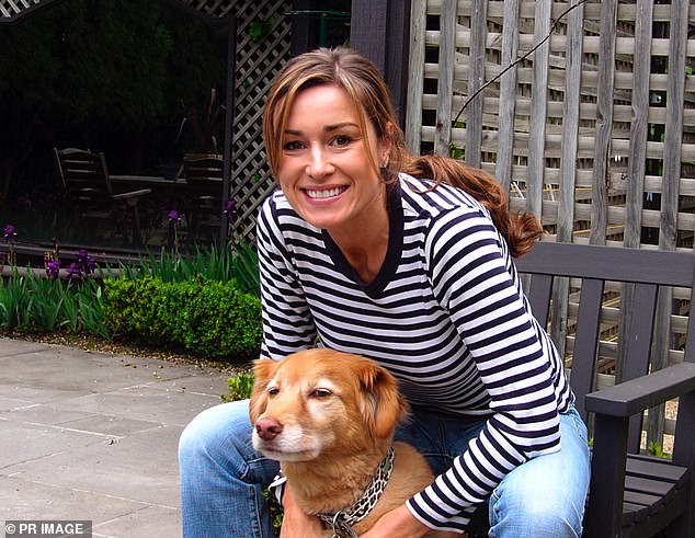 تبدو سوزي سعيدة ومسترخية بصحبة الأصدقاء، ولم يتغير مظهرها تقريبًا عن الوجه المألوف الذي ظهر في غرف الصالة الأسترالية في أوائل العقد الأول من القرن العشرين