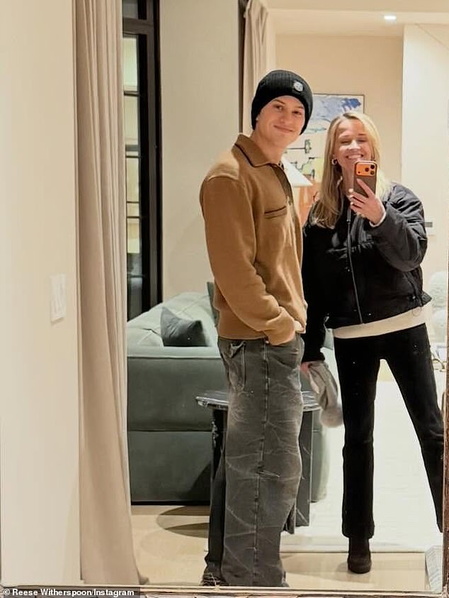 شاركت ويذرسبون صورة شخصية لها مع ابنها الأكبر ديكون فيليب