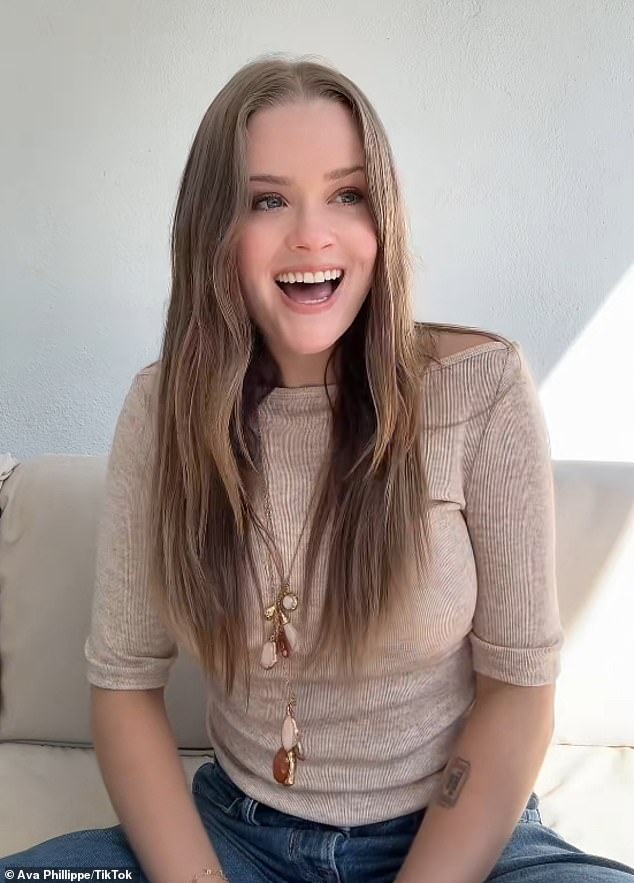 أصبحت الطفلة نيبو البالغة من العمر 26 عامًا - والتي سُميت على اسم آفا جاردنر - تشبه الفائزة بجائزة الأوسكار البالغة من العمر 49 عامًا بشكل أكبر بعد تبييض شعرها البني إلى الأشقر في سبتمبر الماضي (في الصورة 4 سبتمبر).