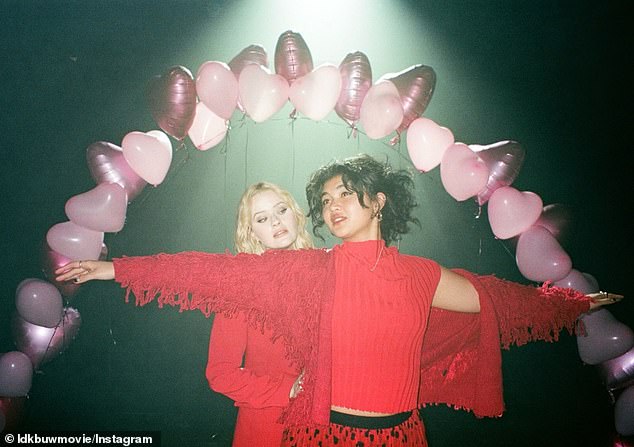 في 26 نوفمبر، أنهت آفا الدور الفخري للفتاة المشهورة في فيلم تومي دورفمان الرومانسي السحاقي المراهق لورا دين يستمر في الانفصال معي (في الصورة مع السيدة الرائدة سام موريلوس).