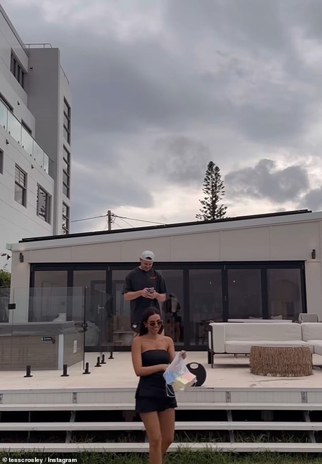 الصور التي شاركتها تيس في نوفمبر تظهرها وجولز وشركائهم وأطفالهم يستمتعون بعطلة ساحلية مؤخرًا