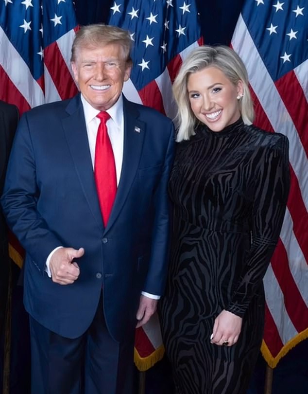 بينما كان والداها خلف القضبان، قامت سافانا بحملة من أجل إطلاق سراحهما مبكرًا. تم التقاط الصورة في يوليو 2024 في المؤتمر الوطني للحزب الجمهوري في ميلووكي