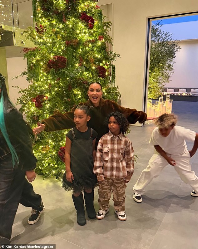 في هذه الأثناء، استمتعت كيم السابقة كاني بليلة عيد الميلاد مع أطفالها حيث شاركت منشورًا على وسائل التواصل الاجتماعي حيث كانت تكافح بفرح شديد لتجادل أطفالها الأربعة من أجل لقطة عائلية احتفالية.