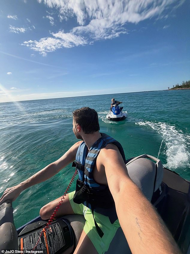 في مكان آخر من مكب النفايات، شاركت JoJo عددًا من الصور الجميلة للزوجين وهما يجمعان ذكريات معًا بما في ذلك التزلج على الماء