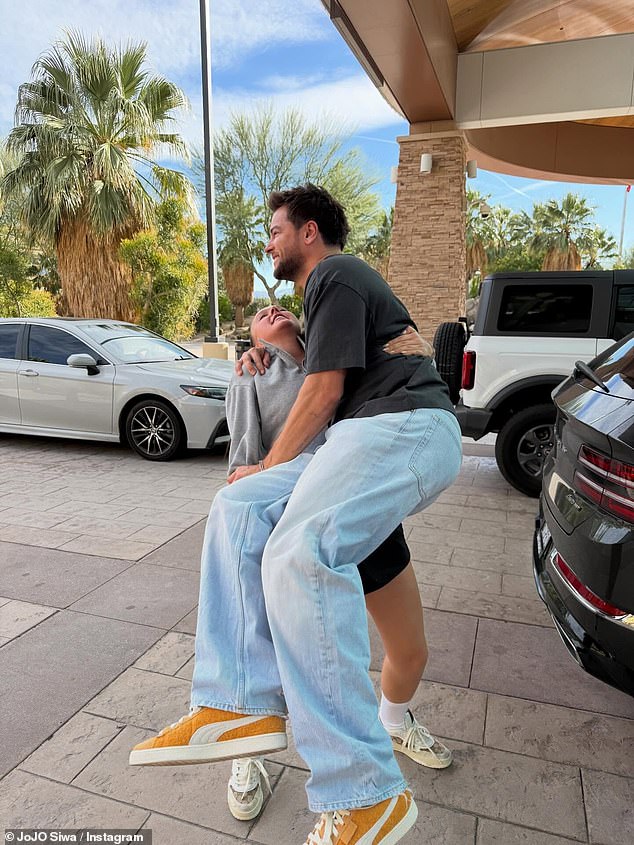 وبدا الزوجان سعيدين في سلسلة الصور التي شاركتها JoJo