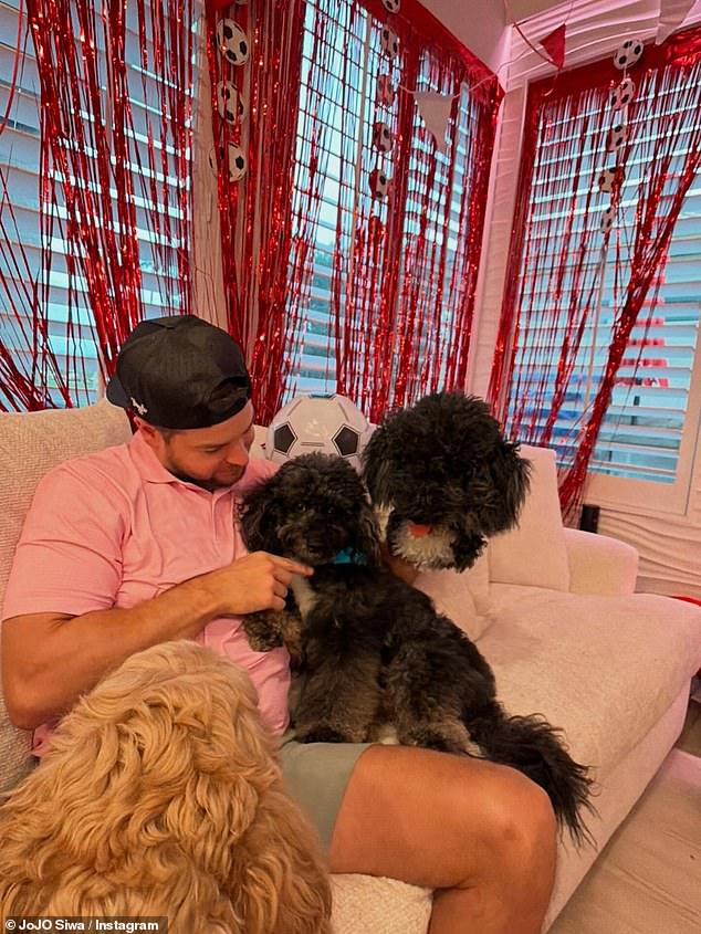 ابتسم كريس وهو يطفئ الشموع على كعكة كرة القدم الضخمة لفريق سندرلاند لكرة القدم بينما كانت الغرفة مزينة بأوراق كرة القدم واللافتات والبالونات الحمراء