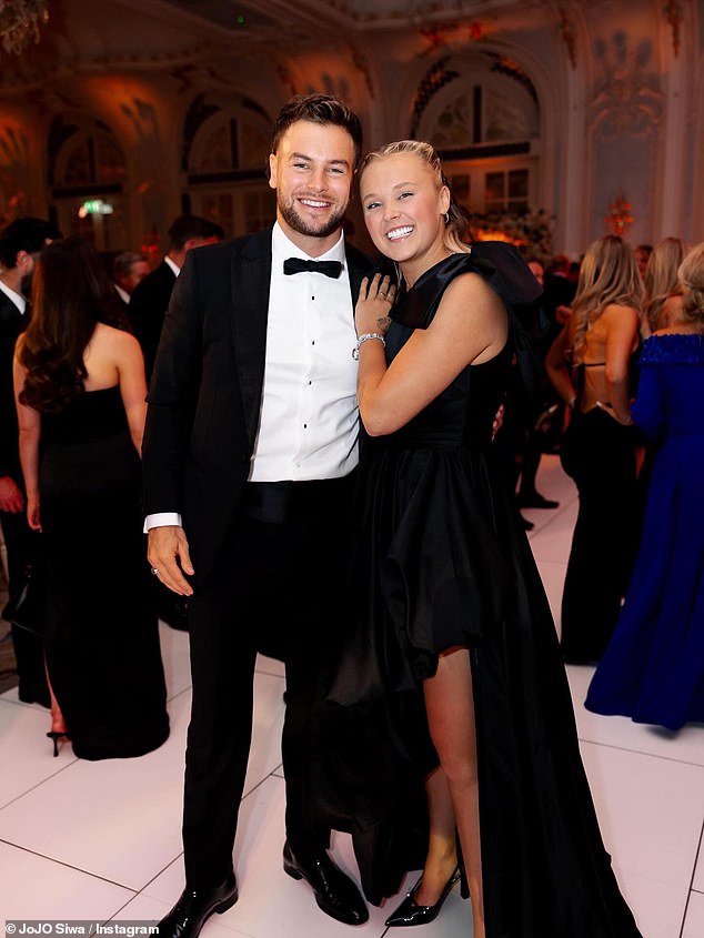 بدت المغنية البالغة من العمر 22 عامًا ونجمة Love Island، التي التقت في برنامج Celebrity Big Brother في وقت سابق من هذا العام، أكثر سعادة من أي وقت مضى حيث احتفلوا بيومه الخاص في منزلها في الولايات المتحدة.