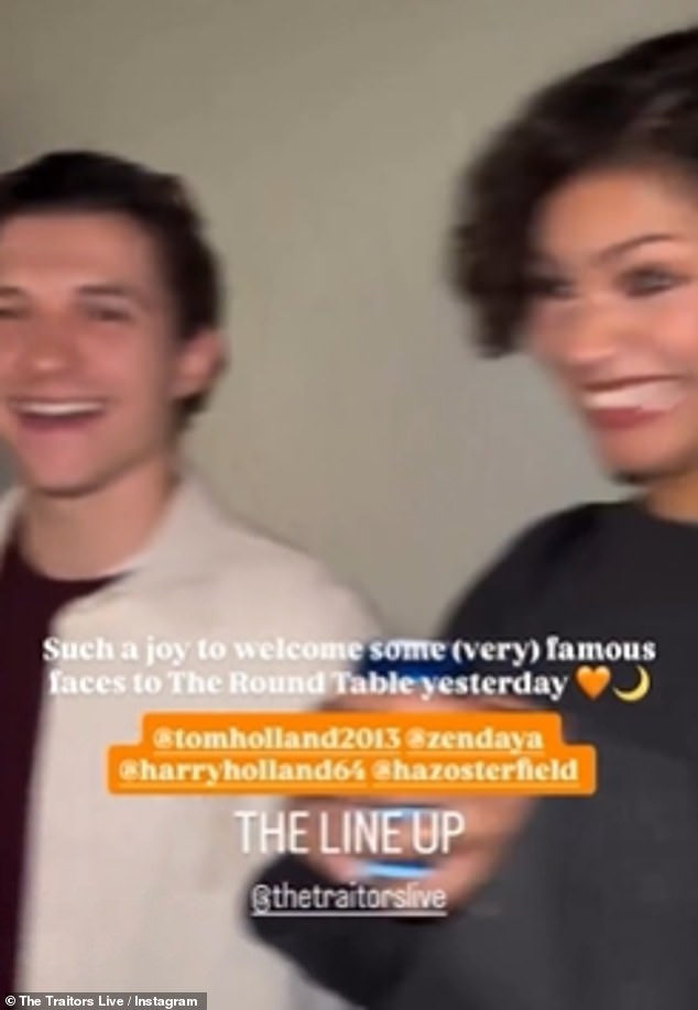 وفي يوم الأحد، تم رصد الزوجين في The Traitors: Live Experience يوم الاثنين مع والدي توم نيكي هولاند ودومينيك هولاند