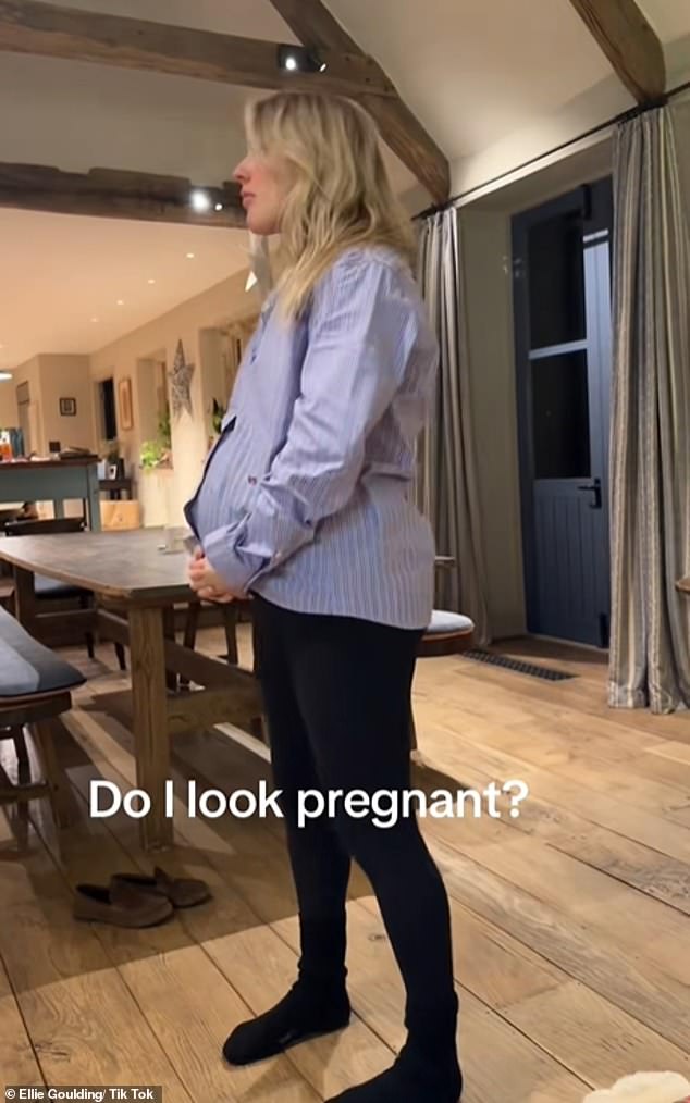 إيلي، التي كانت ترتدي قميصًا مخططًا باللون الأزرق وسروالًا أسود، احتضنت ونظرت إلى بطنها قبل أن تومئ برأسها بالموافقة.