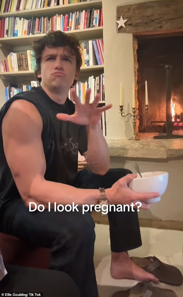 أظهر بو ذراعيه الممزقتين في قميص أسود بدون أكمام بينما كان يجلس بجوار النار في منزلهم