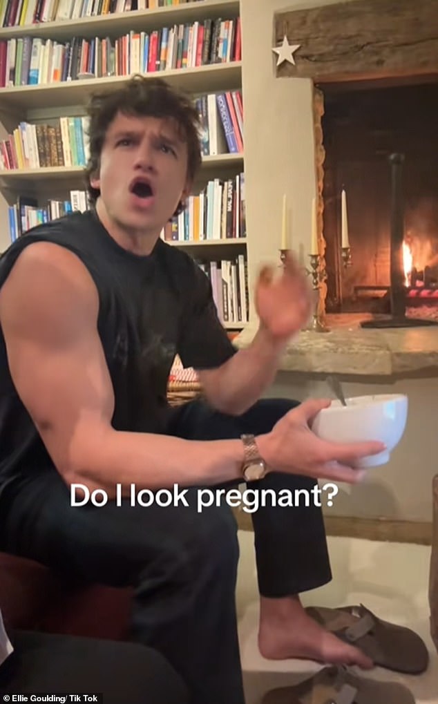 بدأ المقطع بإيلي وهي تسأل بو إذا كانت تبدو حاملاً قبل أن تنقلب الكاميرا إلى الأب الذي يبدو مصدوماً وهو يهز رأسه بسرعة.