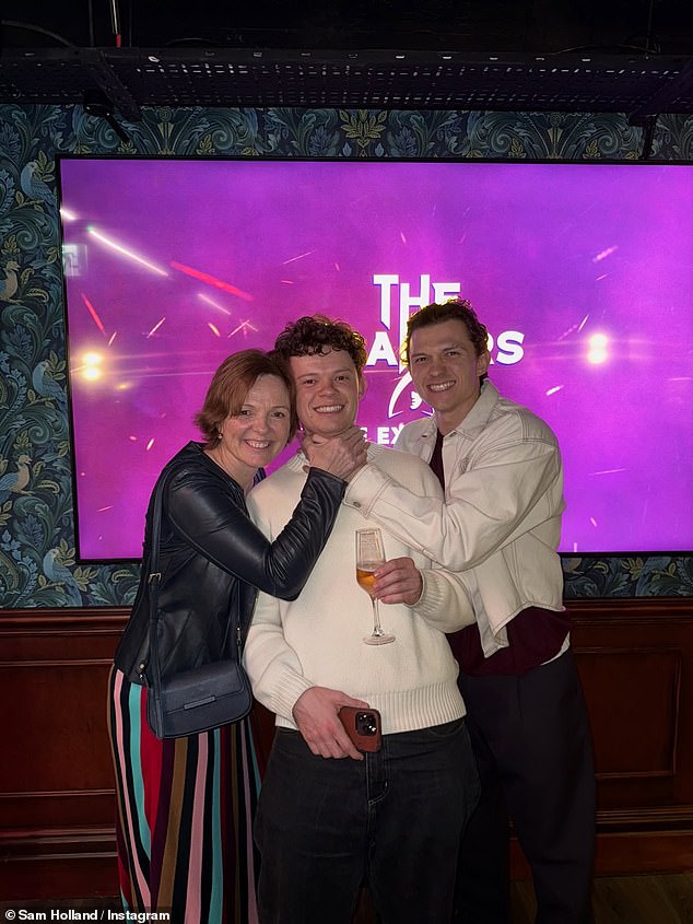 وانضم إليهم أيضًا شقيقا توم التوأم سام وهاري، 26 عامًا، وصديقاتهما كلارك وزارا، والأخ الأصغر بادي هولاند، 21 عامًا، وزملاؤه هاريسون أوسترفيلد وتوين باريت.