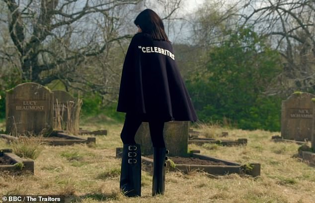 اختار المضيف زوجًا مختلفًا من الأحذية لخونة المشاهير. كانت ترتدي زوجًا أنيقًا من أحذية جيفنشي Shark Lock ذات الإبزيم والتي تصل إلى الركبة من الجلد الأسود، والتي تباع بسعر 1915 جنيهًا إسترلينيًا.