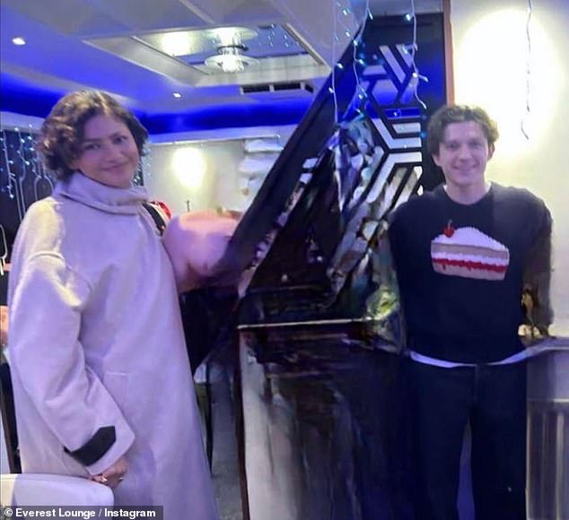 تجنب توم وزيندايا الذهاب إلى مطعم فخم لصالح مطعم الكاري تحت الرادار - الأمر الذي أسعد المالك كثيرًا