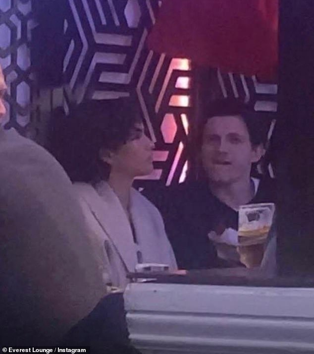 سرعان ما وصلت لقطات وجبة Zendaya وTom البسيطة في صالة Everest Lounge في Market Harbourough خلال عطلة نهاية الأسبوع إلى وسائل التواصل الاجتماعي، حيث كشف صاحب المطعم أن موظفيه كانوا 