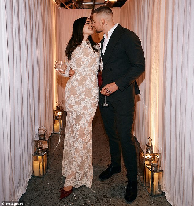 ومن المتوقع أن يتبادل الزوجان عهودهما في كنيسة دير القديس بطرس وسانت بولين باث في 27 ديسمبر