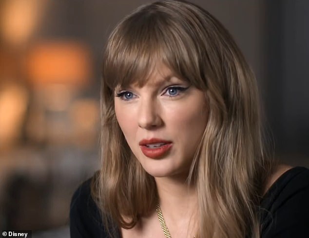 في المشاهد التي تم التقاطها للحلقتين الأخيرتين من سلسلتها الوثائقية على Disney + The End of an Era والتي تم إصدارها يوم الثلاثاء، شوهدت المغنية البالغة من العمر 36 عامًا وهي تشرع في المرحلة الأخيرة من الجولة في كندا